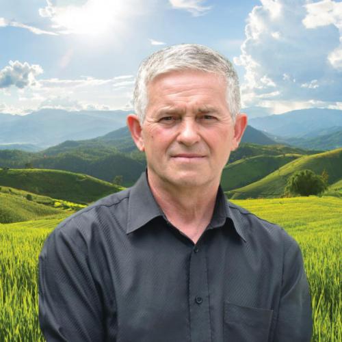 Roman Žveglič, predsednik Kmetijsko-gozdarske zbornice Slovenije (KGZS), je tudi sam kmet, zato dobro razume trenutne razmere. Za prehransko draginjo in izzive, s katerimi se srečuje slovensko kmetijstvo, ponuja številne sistemske rešitve in ukrepe.