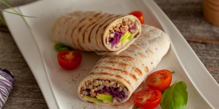 700 brezglutenski zavitek z ajdo avokadom in rdecim zeljem